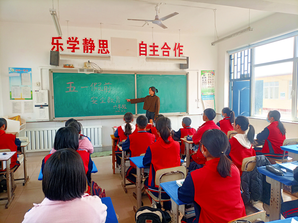 草厂庄完全小学五一假前安全教育1.jpg