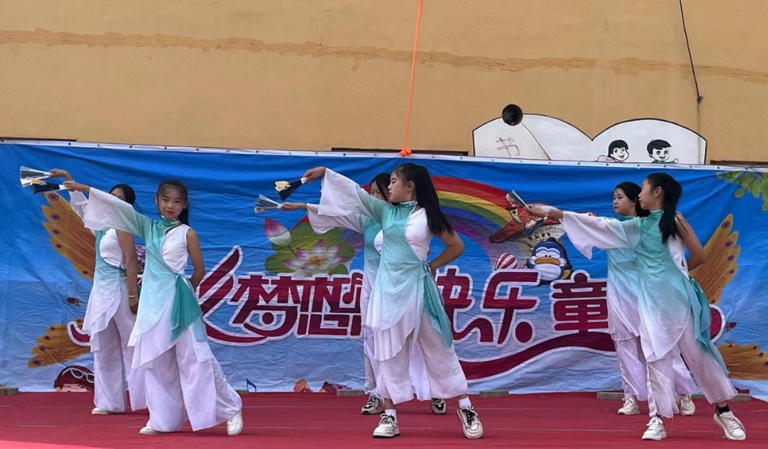 舞蹈社团表演《相亲相爱》.jpg