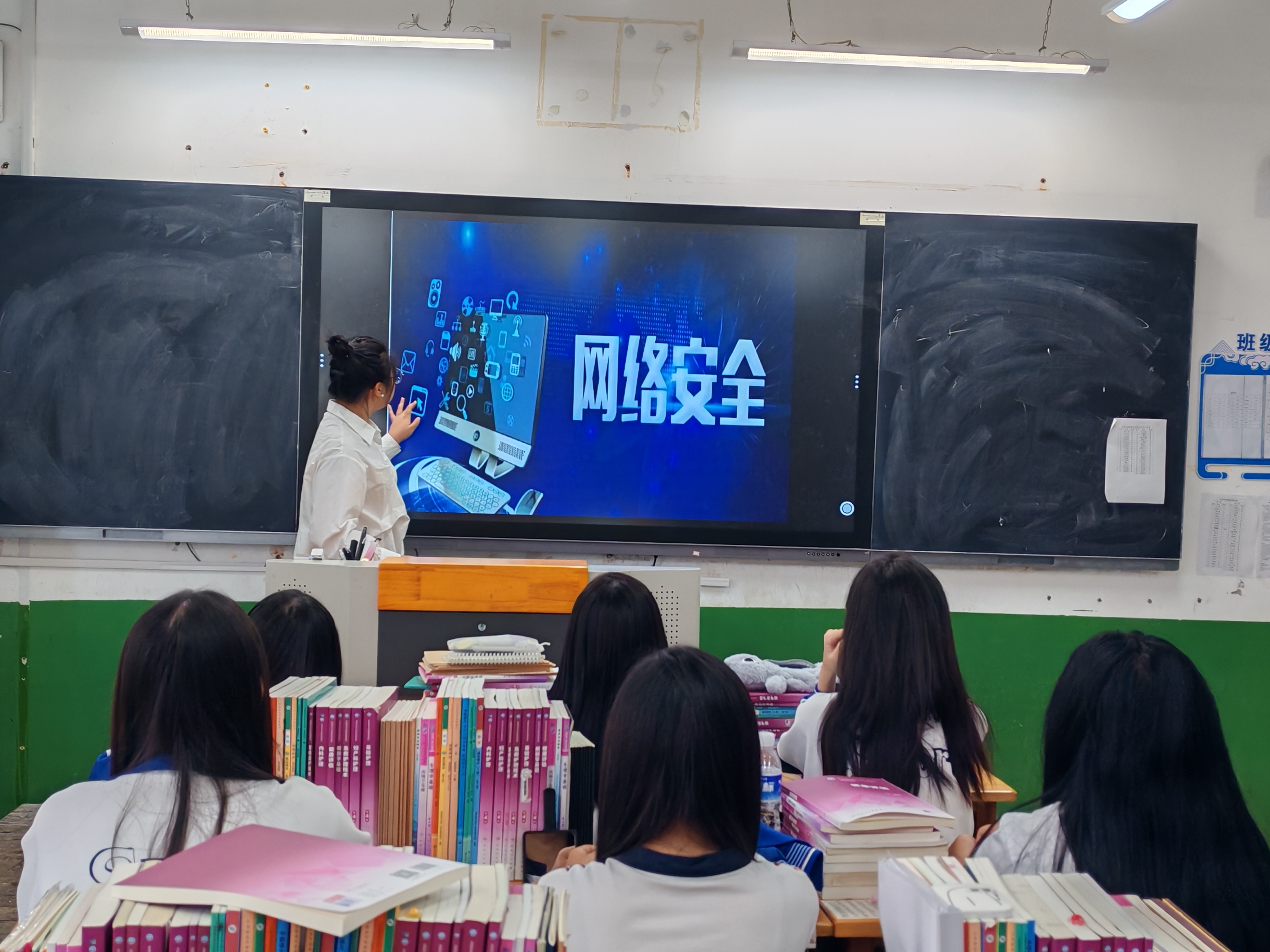 开展网络安全教育主题班会.jpg