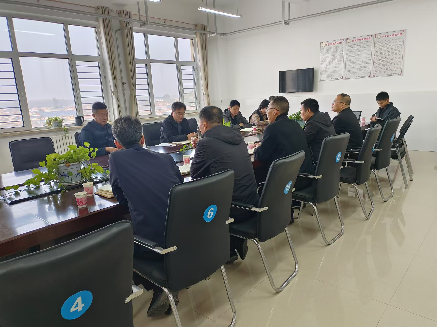 20241025刘长春到刘台中学调研食堂食品安全工作并召开总结会.jpg