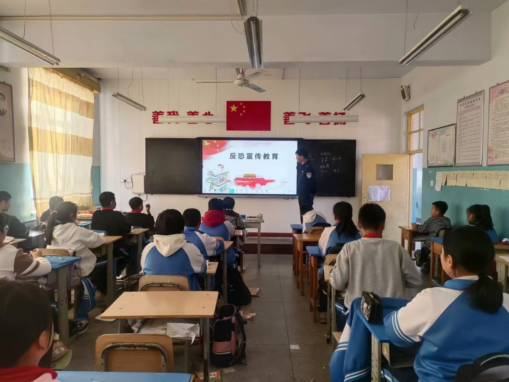 十里铺小学进行反恐防暴安全演练1.jpg