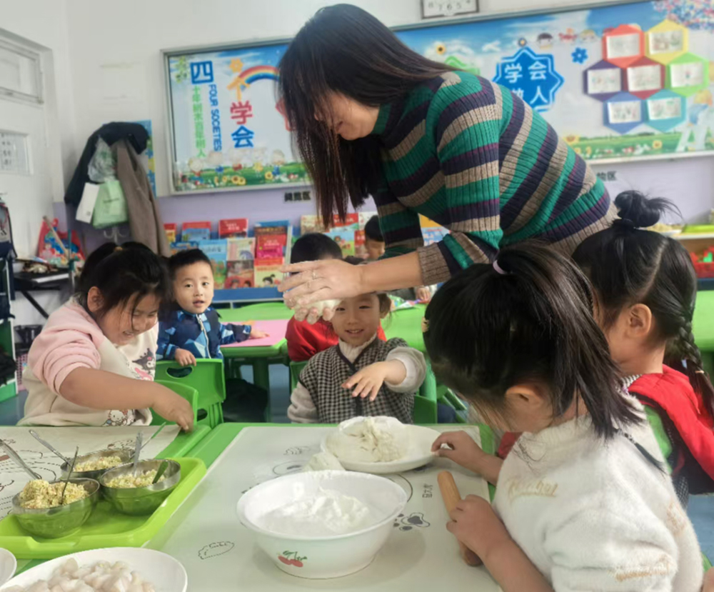 昌黎七小立冬包饺子2.jpg
