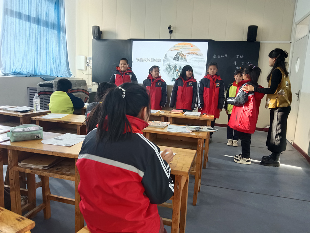 学生表演.jpg