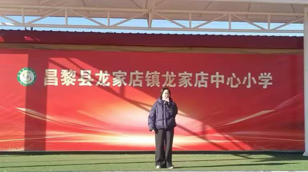 副校长郑国艳号召全校师生学习宪法.jpg