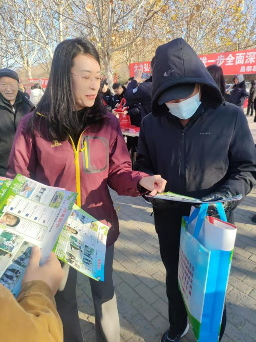 昌黎县民政局开展“宪法宣传周”宣传活动.jpg
