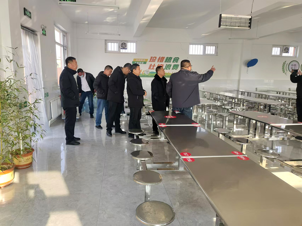十里铺小学迎接市安全生产委会检查.jpg