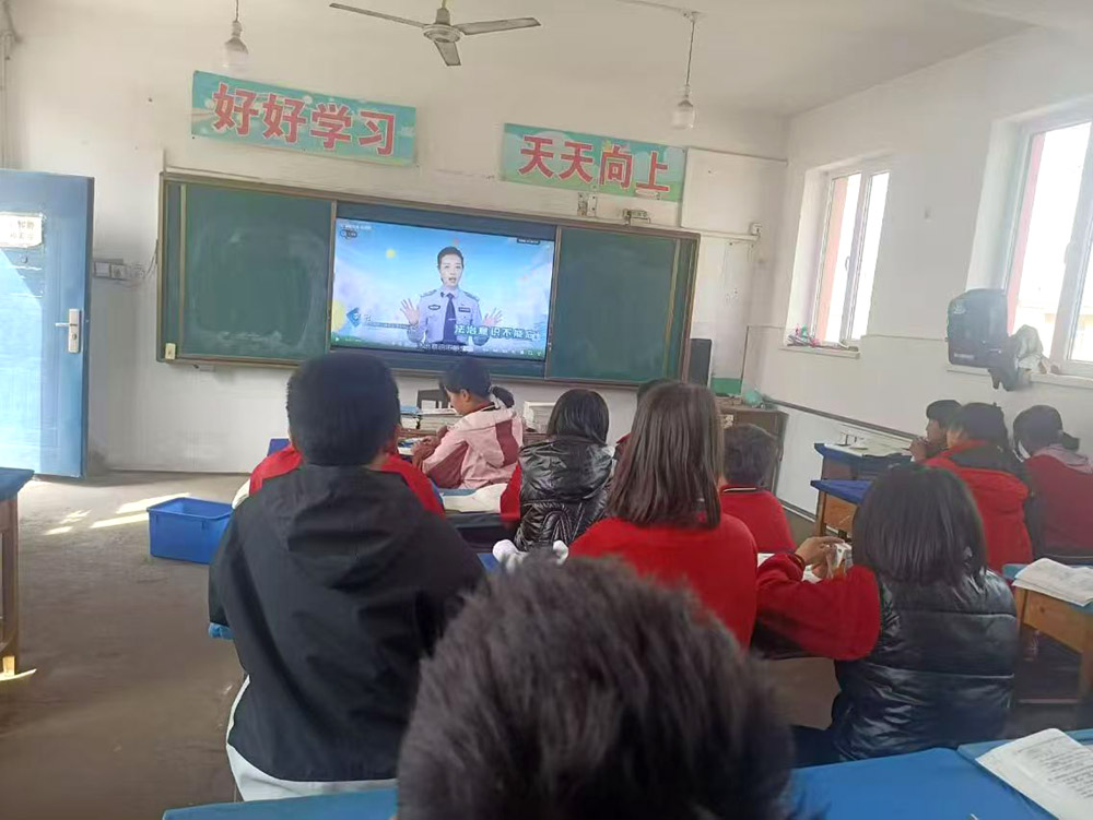 观看普法视频.jpg