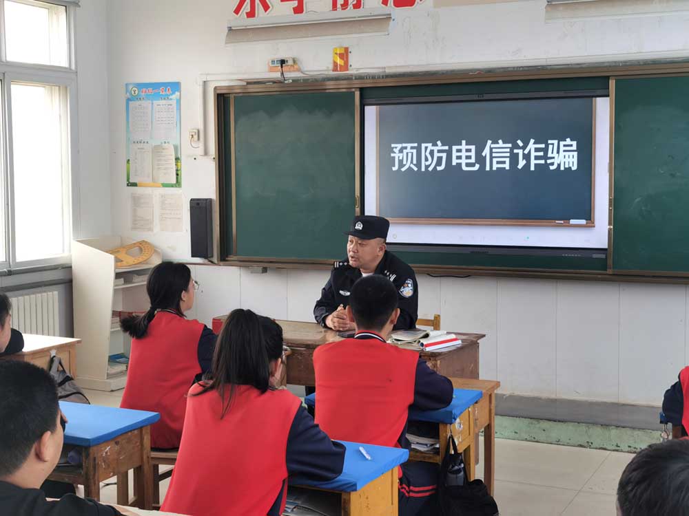 普法共成长，法治进校园.jpg