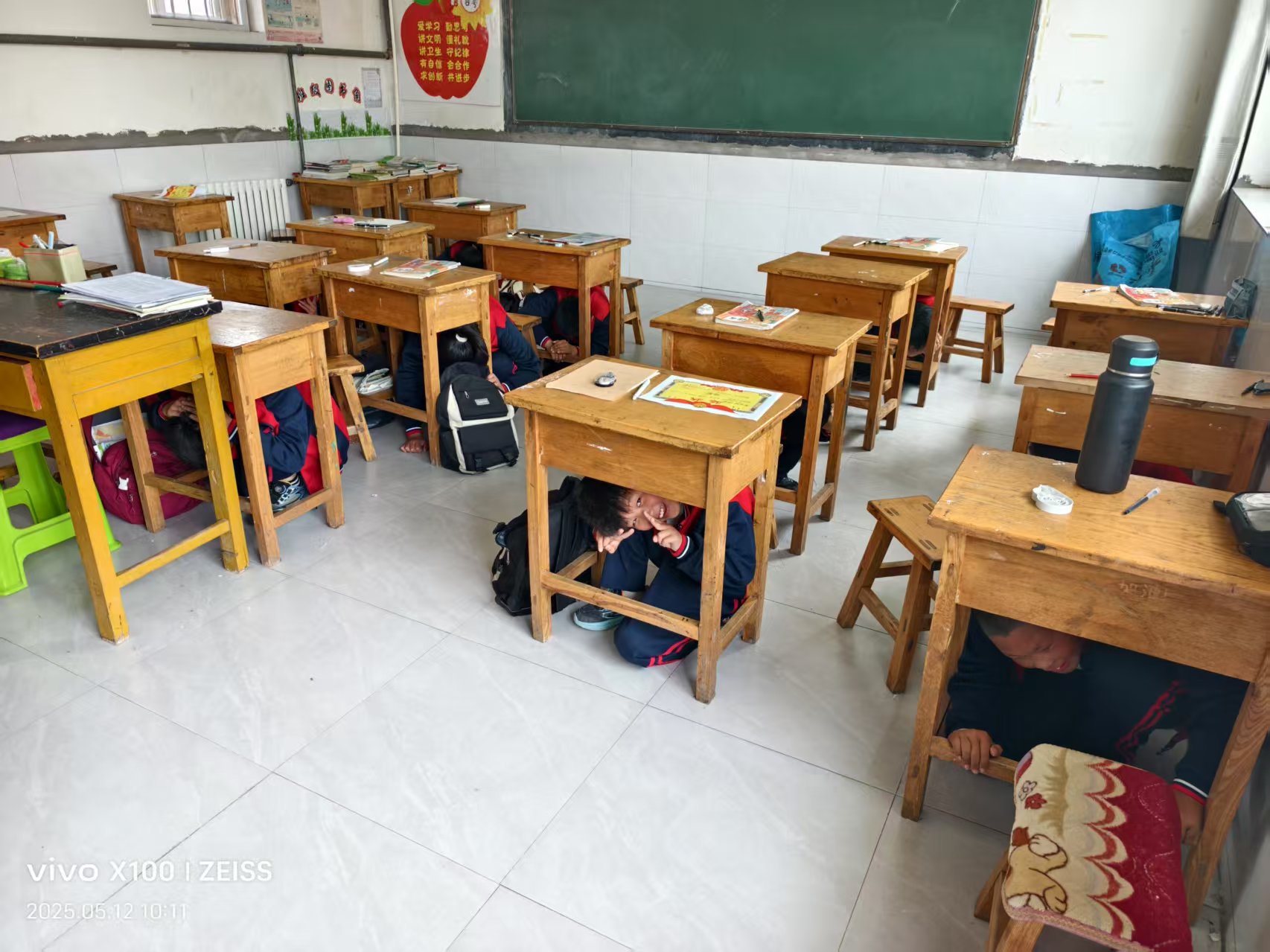 躲在课桌下.jpg