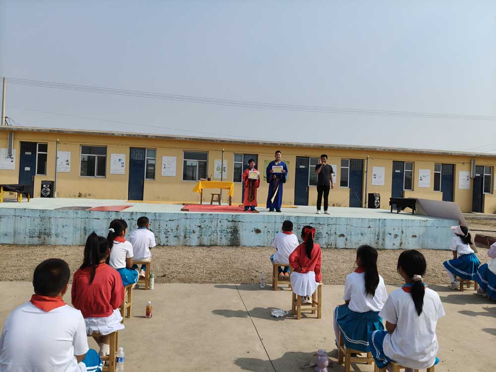 草厂庄小学开展庆“六一”文艺活动.jpg