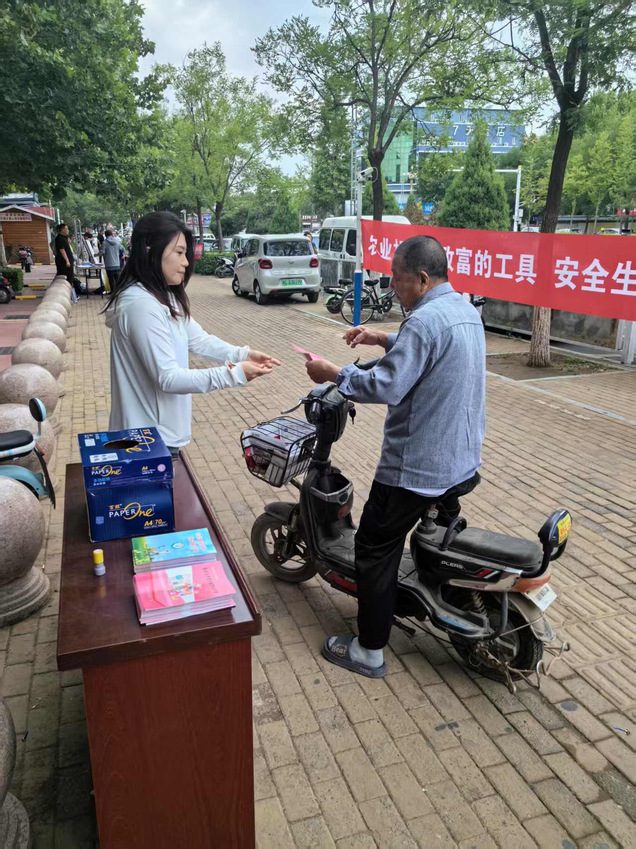 昌黎县民政局开展安全生产月宣传活动1.jpg