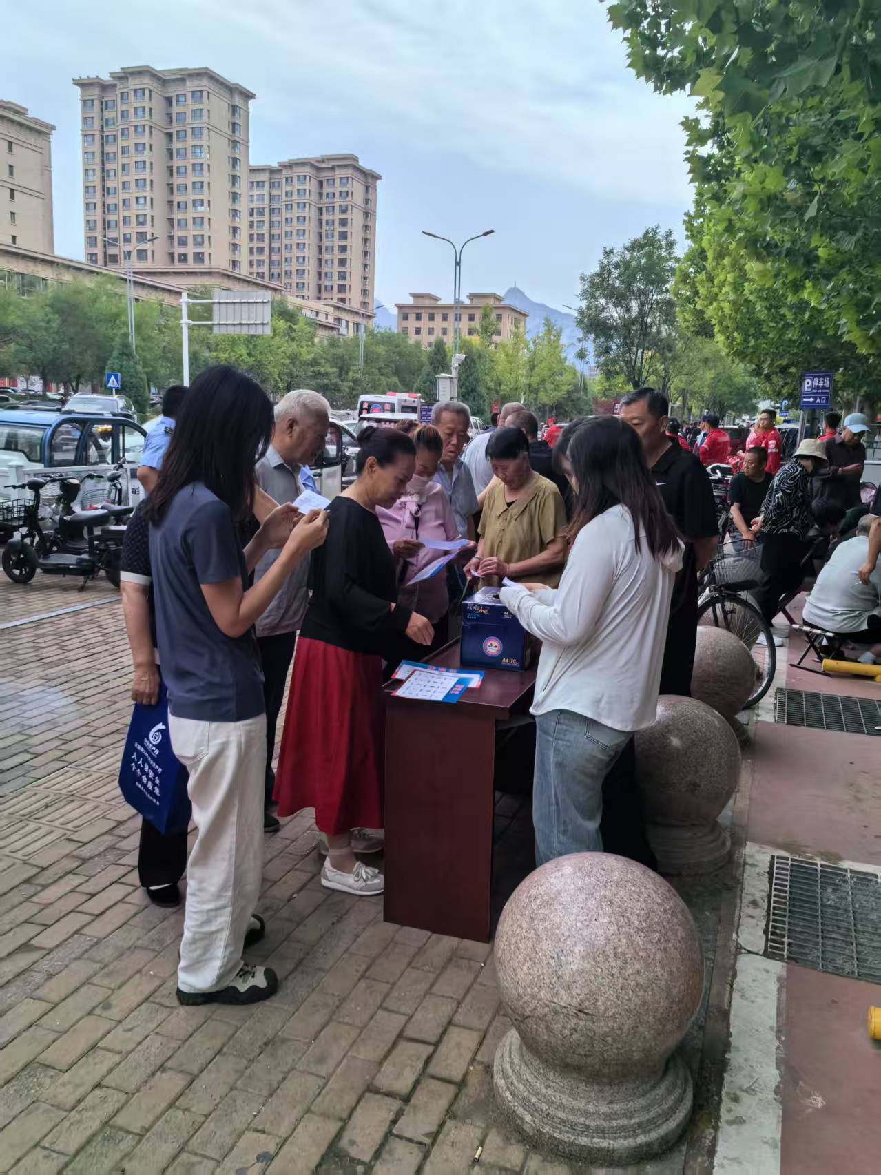 昌黎县民政局开展安全生产月宣传活动3.jpg