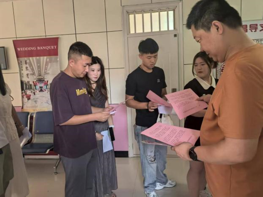 县民政局婚姻登记处发放移风易俗宣传单.jpg