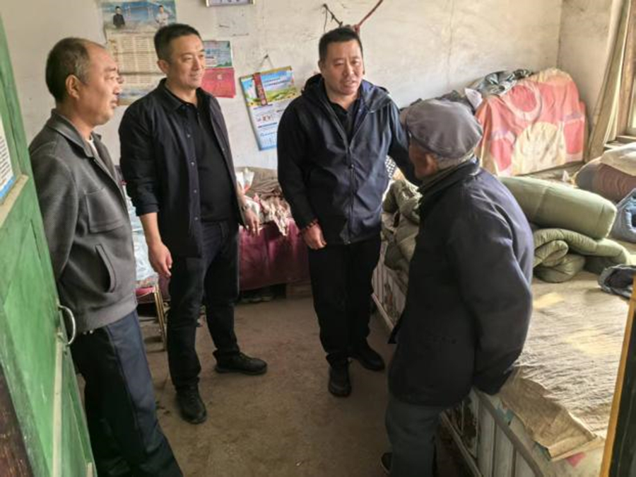 昌黎县达子营村驻村工作队开展“冬日送温暖”慰问活动(1).jpg